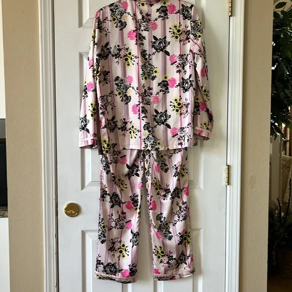Like new Victoria’s Secret silk pijama set in pink floral sz S - Picture 3 of 4